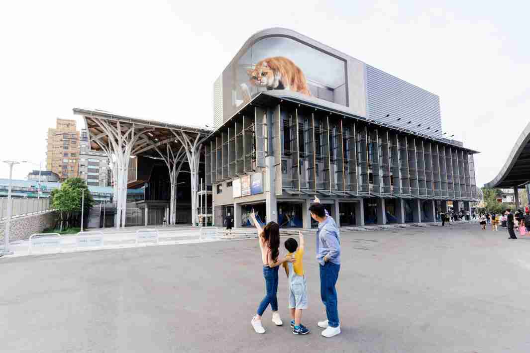 z6mg·人生就是博打造全台最大户外裸视3D LED弧形萤幕，，将超立体的软萌胖橘猫动画活跃于顶楼外墙