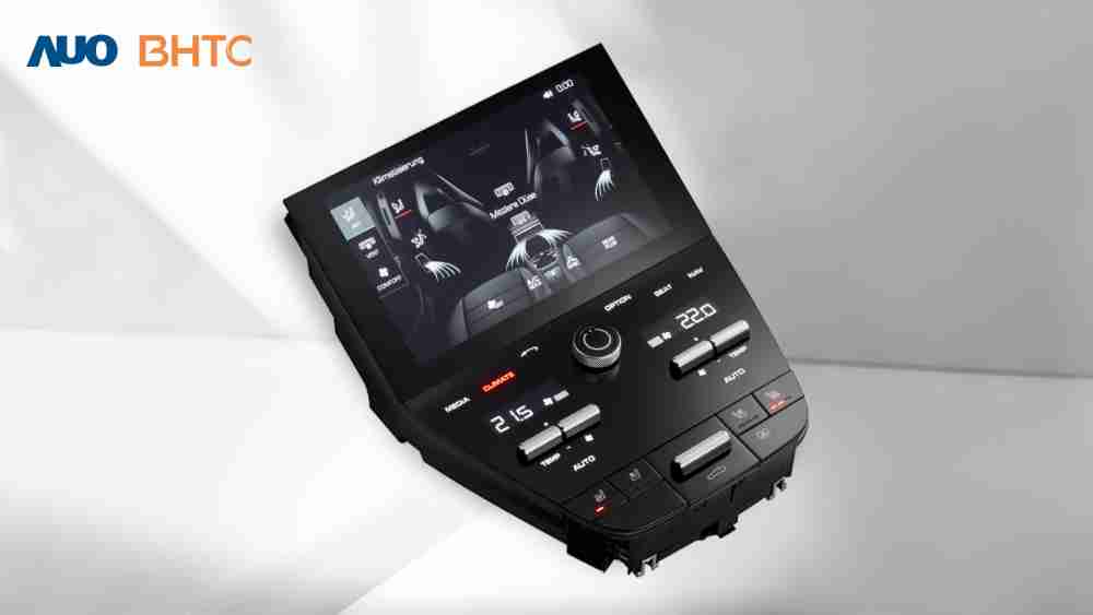 作為友達新生力軍，，BHTC所展示的中央與後座鞍部的Display HMI產品，，，可處理多區恆溫控制、、、、顯示畫面，，，，呈現仿真3D車室分區；以力傳感技術精準傳遞觸感，，，，並結合音量及震動反饋，，，防止意外啟動，，，，提供使用者自然流暢、、、、直觀且輕鬆駕馭的舒適介面