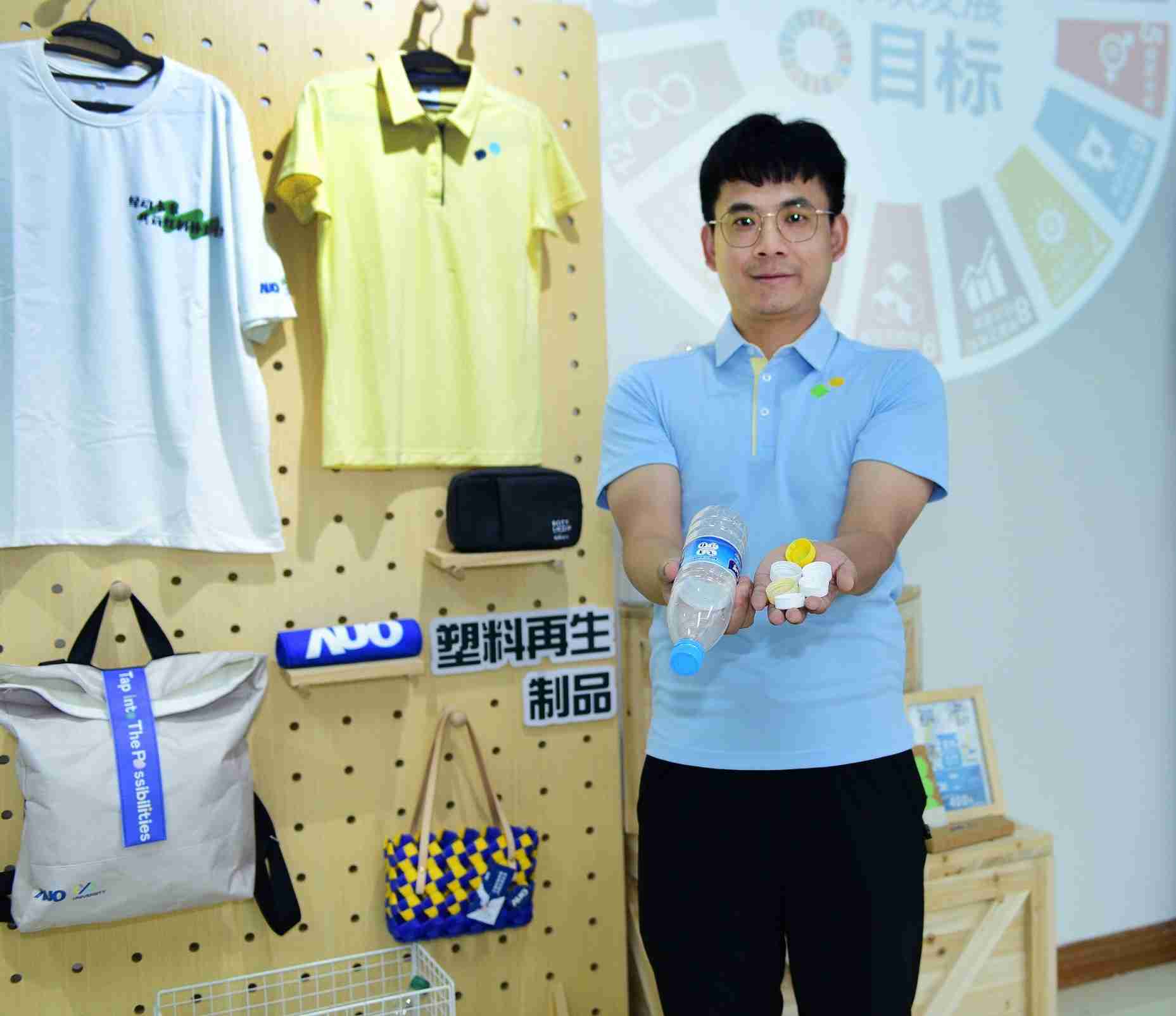 「2024智慧z6mg·人生就是博展」永续发展馆中，，，展示z6mg·人生就是博厦门驱动永续发展之成果，，，，包含将厂内废弃物再制为实用物品，，，将永续发展理念深植于员工生活日常实践